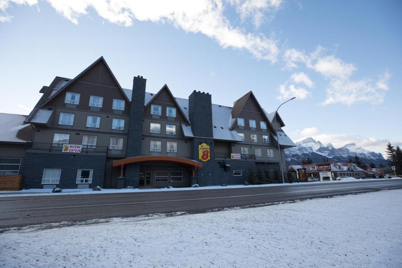 Super 8 By Wyndham Канмор Экстерьер фото