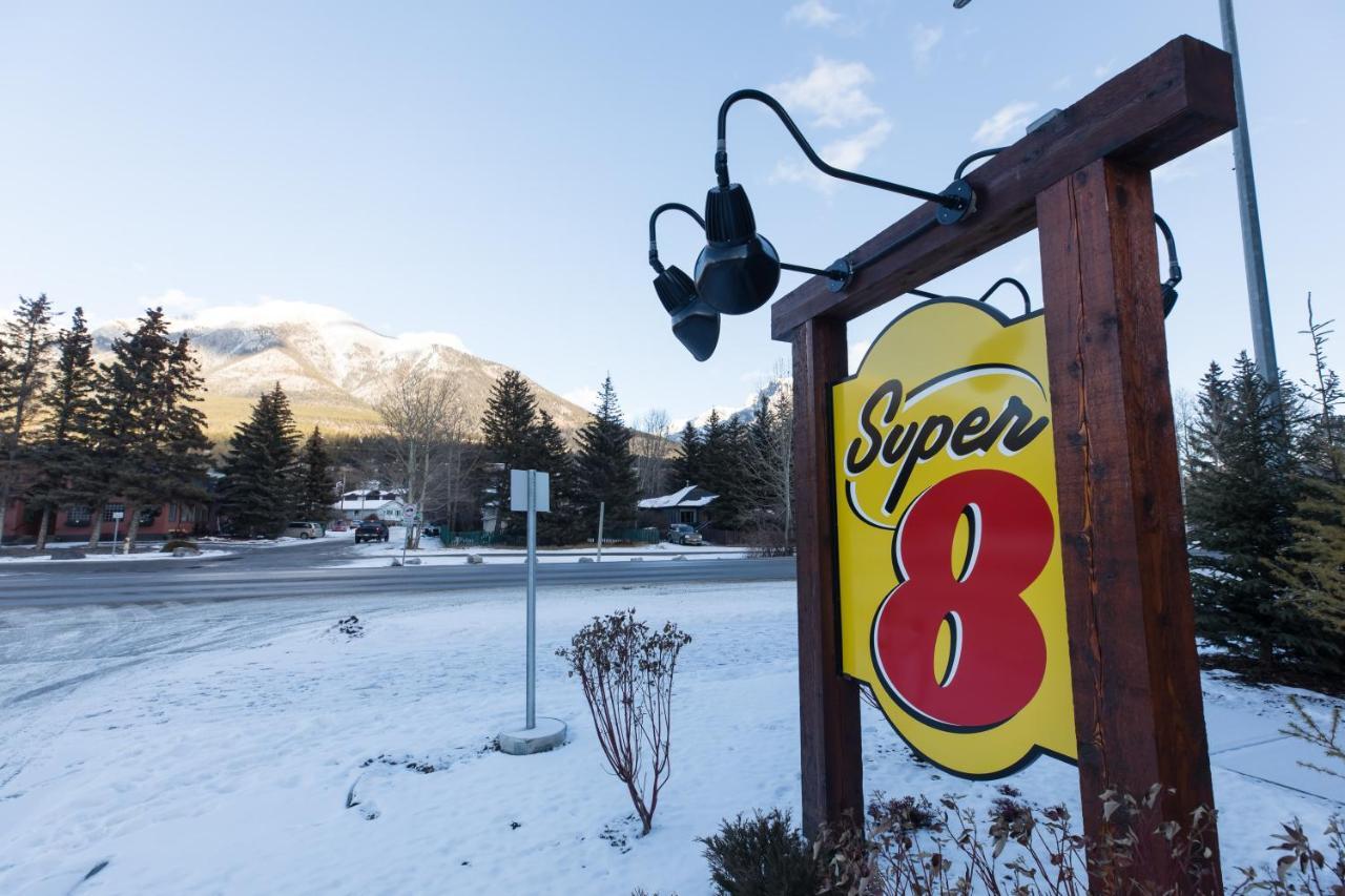 Super 8 By Wyndham Канмор Экстерьер фото